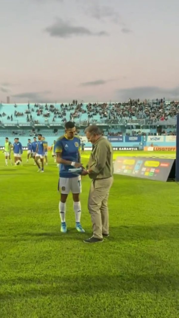 正规配资平台网站 联赛对手向迪马利亚赠送球衣：感谢你给阿根廷人带来快乐